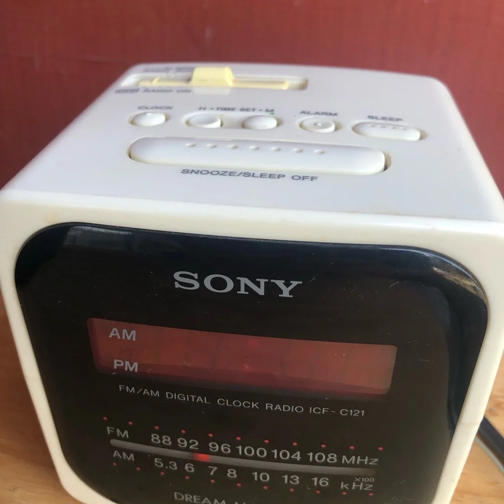 Sony White  and Black FM/AM Digital Clock Radio